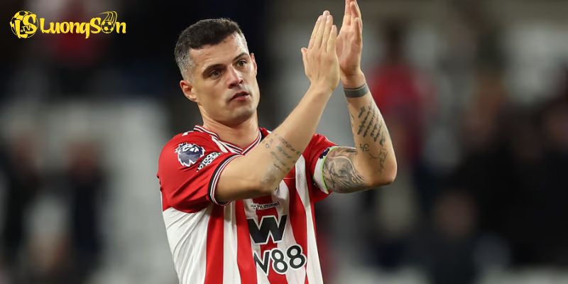 Đội trưởng Granit Xhaka như vị hlv thứ 2 của Sunderland