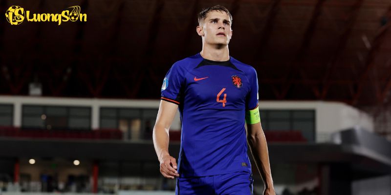 Những khó khăn và tương lai tươi sáng của Micky van de Ven